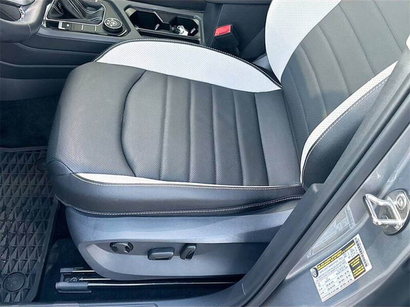 2025 Volkswagen Taos SEL 4Motion