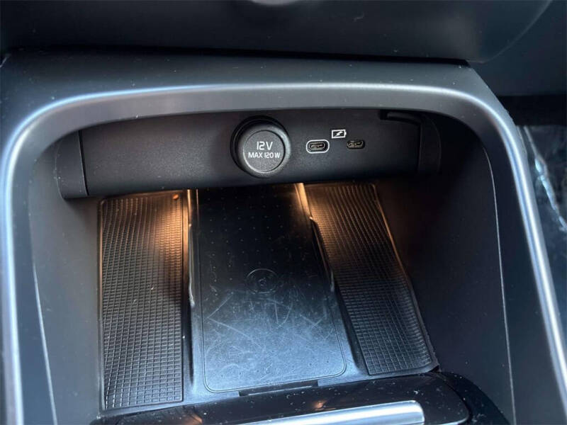 2024 Volvo XC40 B5 Plus Dark Theme