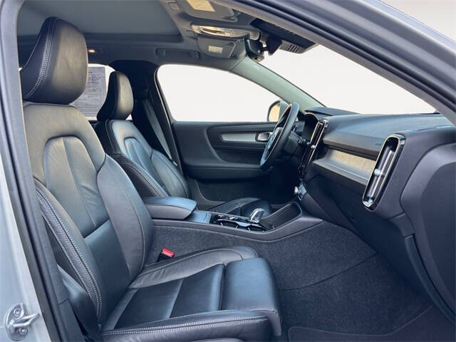 2023 Volvo XC40 B5 Plus Bright Theme