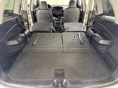 2019 Honda Pilot Touring w/Rear Captain's Chairs
