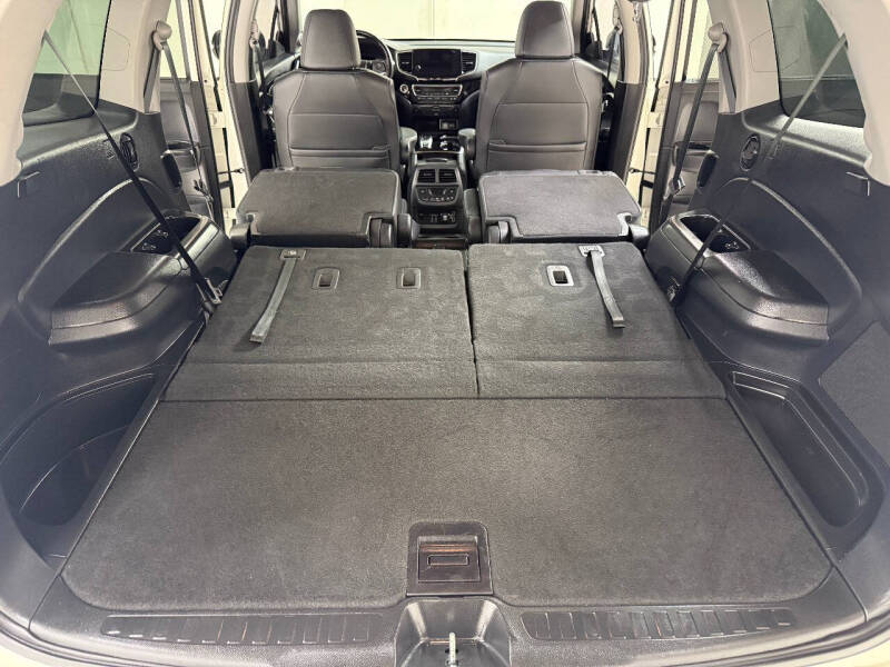 2019 Honda Pilot Touring w/Rear Captain's Chairs