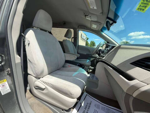 2012 Toyota Sienna LE 8-Passenger
