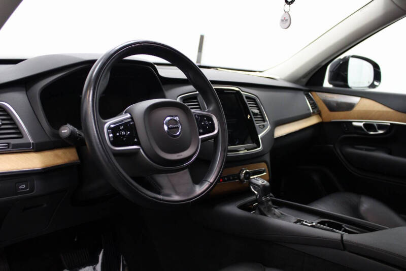 2022 Volvo XC90 T6 Momentum 6-Passenger