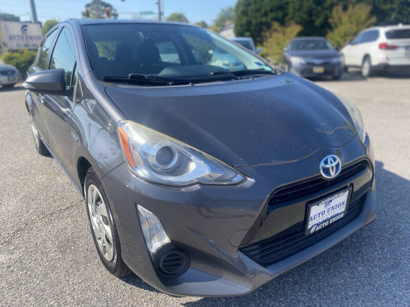 2015 Toyota Prius c Two's photo