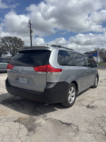 2012 Toyota Sienna LE 8-Passenger
