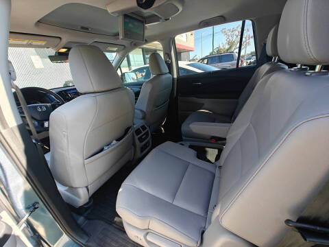 2020 Honda Pilot Touring w/Rear Captain's Chairs