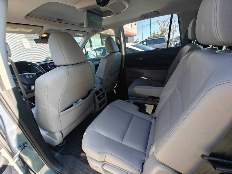 2020 Honda Pilot Touring w/Rear Captain's Chairs