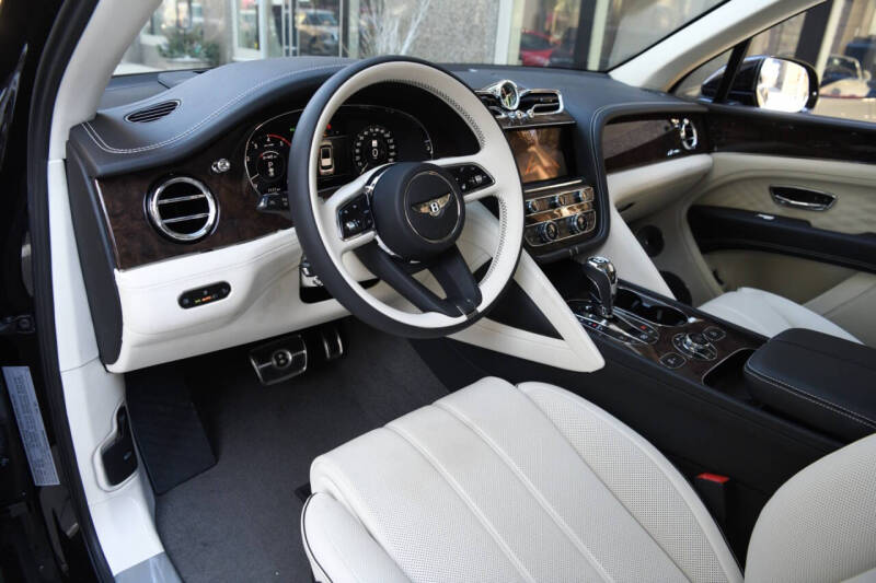 2025 Bentley Bentayga EWB Azure V8