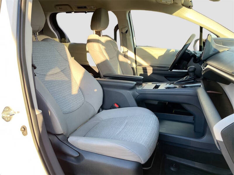 2022 Toyota Sienna LE 8-Passenger