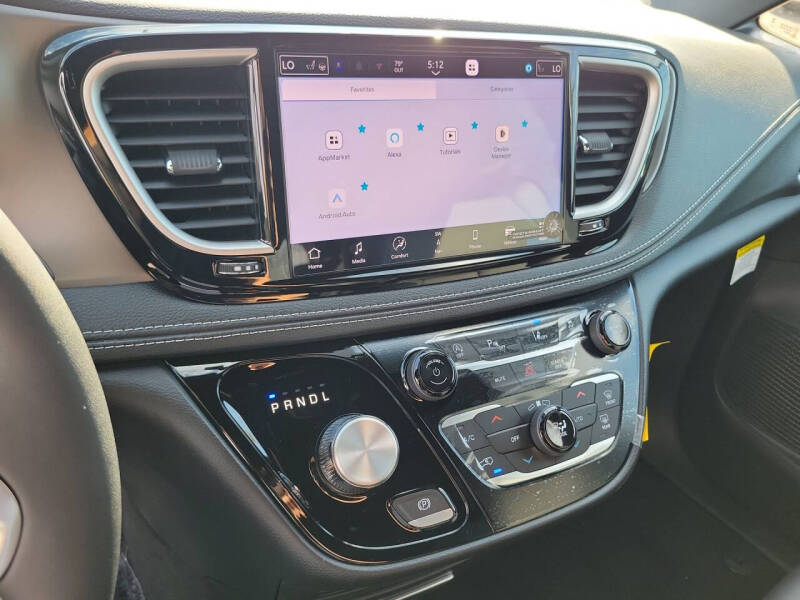 2027 Chrysler Pacifica Select