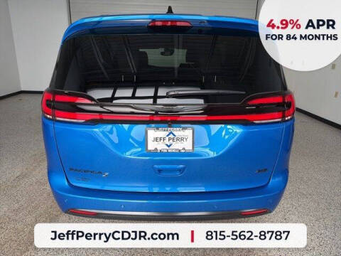 2026 Chrysler Pacifica Select