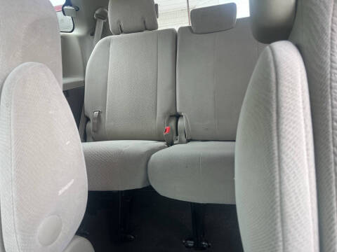 2011 Toyota Sienna LE 7-Passenger Auto Access Seat