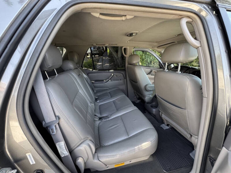 2004 Toyota Sequoia SR5