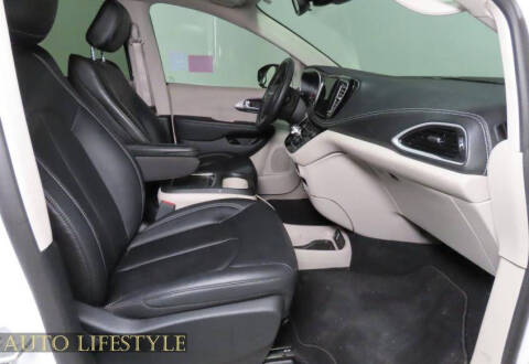 2024 Chrysler Pacifica Plug-In Hybrid S Appearance