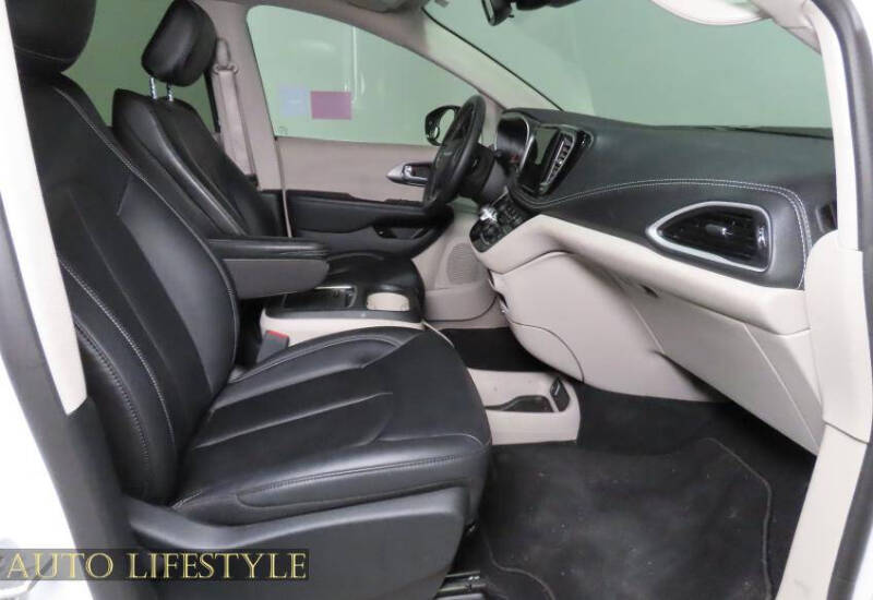 2024 Chrysler Pacifica Plug-In Hybrid S Appearance