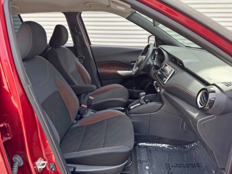 2020 Nissan Kicks SR