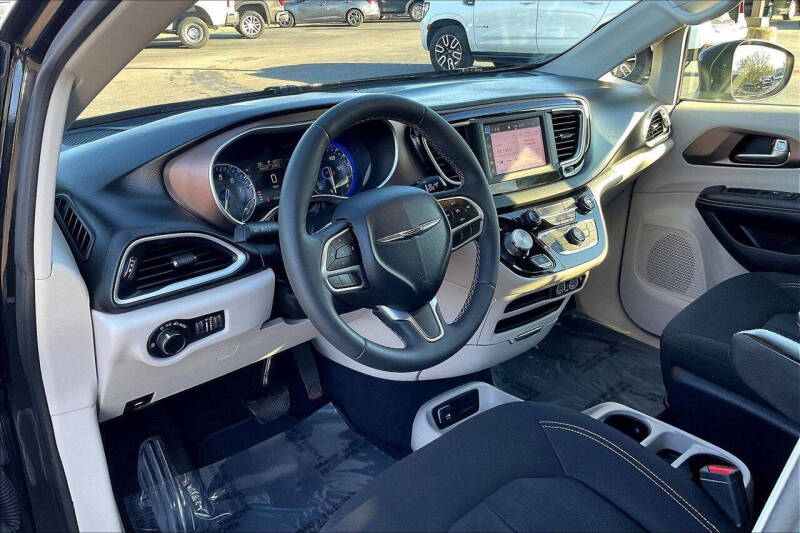 2022 Chrysler Voyager LX