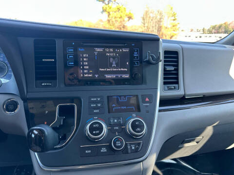 2015 Toyota Sienna XLE 7-Passenger Auto Access Seat