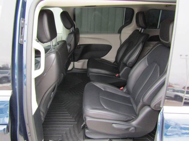 2023 Chrysler Pacifica Plug-In Hybrid Touring L