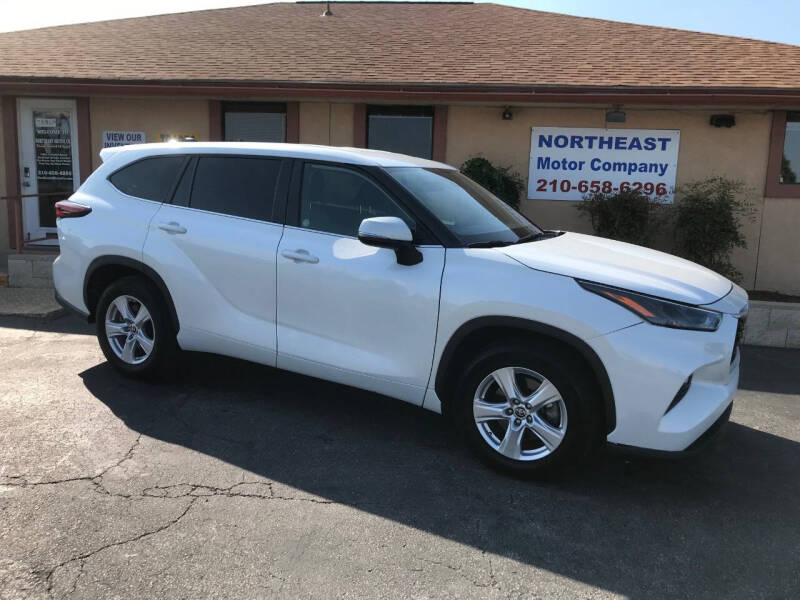 2024 Toyota Highlander LE's photo