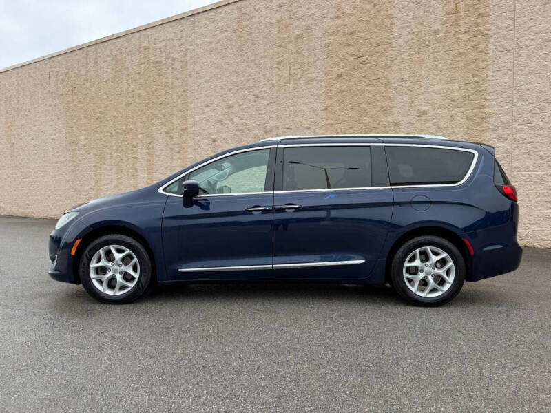 2017 Chrysler Pacifica Touring-L Plus