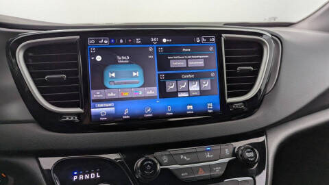 2025 Chrysler Pacifica Select