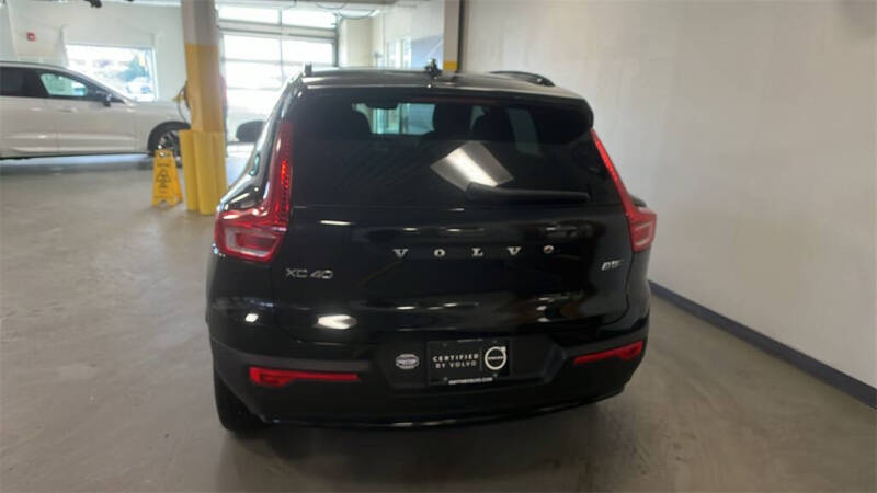 2023 Volvo XC40 B5 Plus Dark Theme
