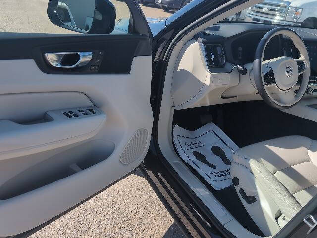 2023 Volvo XC60 B5 Plus Dark Theme