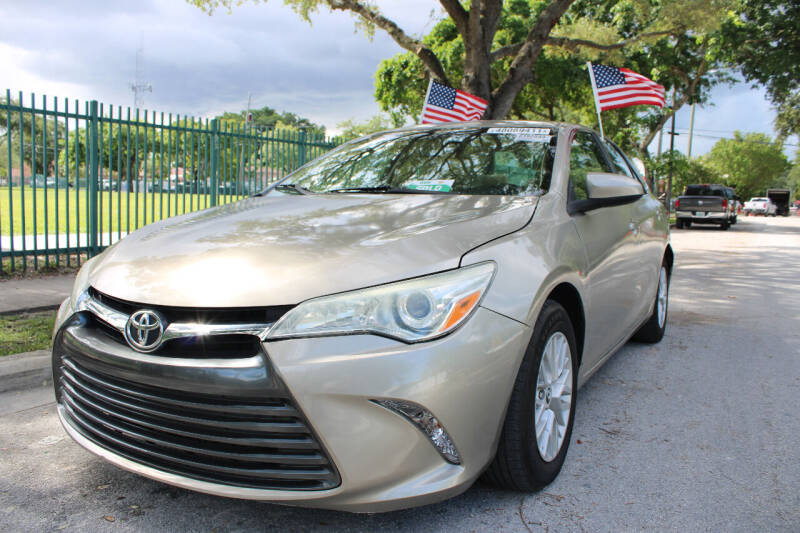 2016 Toyota Camry LE photo 3