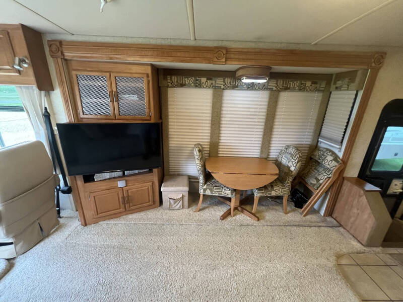 2007 Winnebago Adventurer