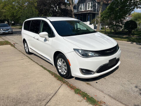 2017 Chrysler Pacifica for sale at RIVER AUTO SALES CORP in Maywood IL