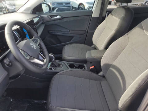 2025 Volkswagen Taos SE Black