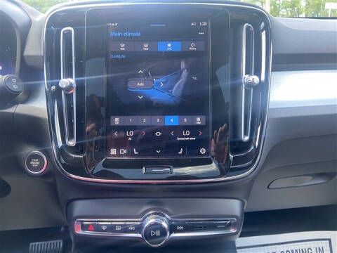 2025 Volvo XC40 B5 Core Bright Theme