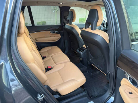 2016 Volvo XC90 T6 Momentum