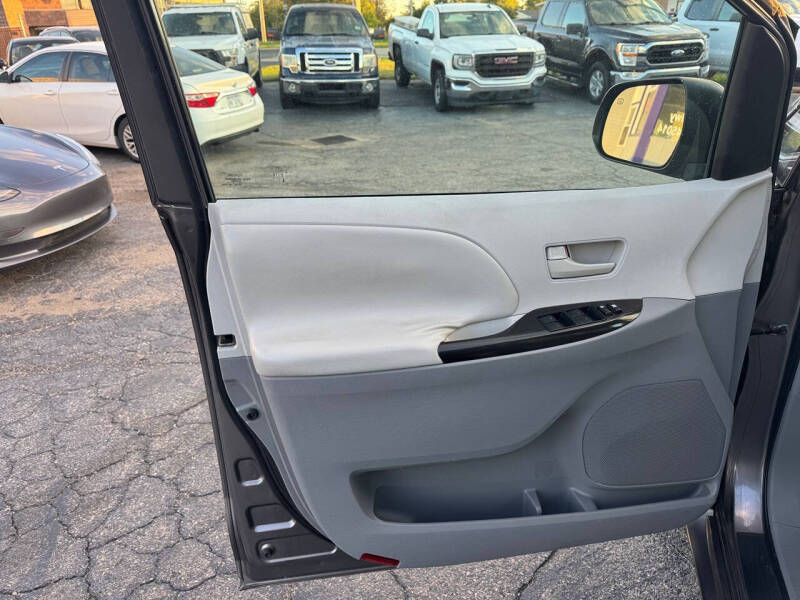 2011 Toyota Sienna LE 8-Passenger