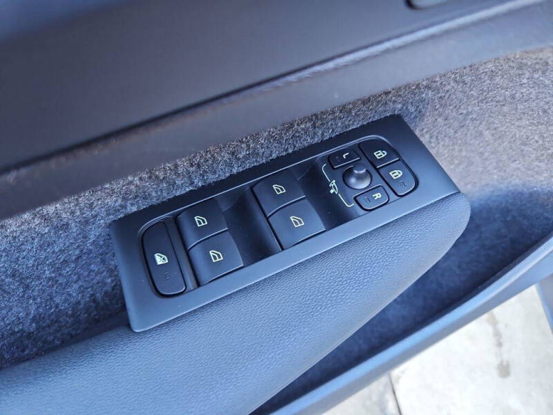 2024 Volvo XC40 B5 Plus Dark Theme