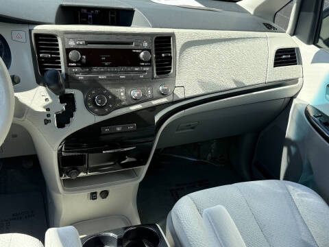 2012 Toyota Sienna LE 8-Passenger