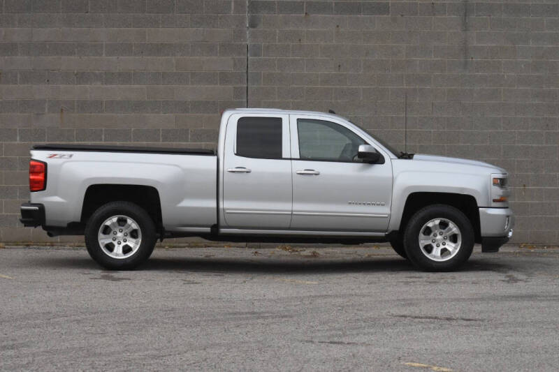 2017 Chevrolet Silverado 1500 LT Z71 photo 2