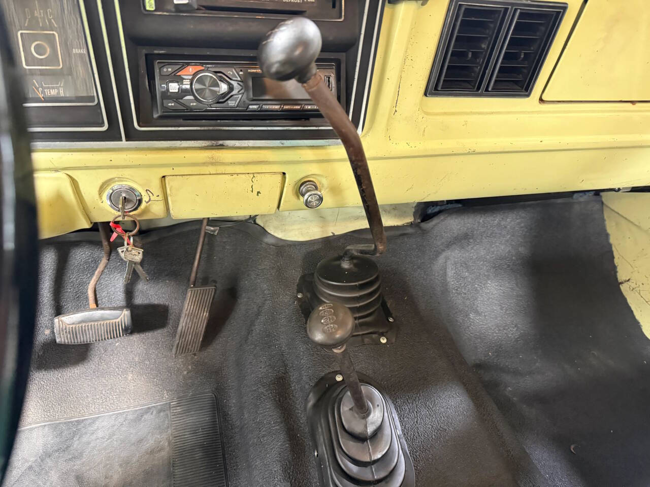 1976 Ford F-250 26