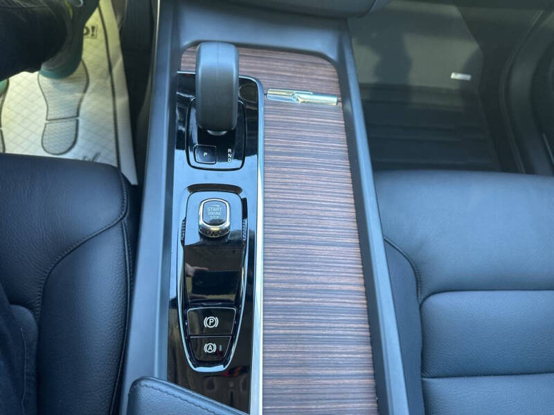 2023 Volvo XC60 B5 Plus Dark Theme