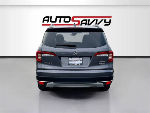 2021 Honda Pilot Touring w/Rear Captain's Chairs