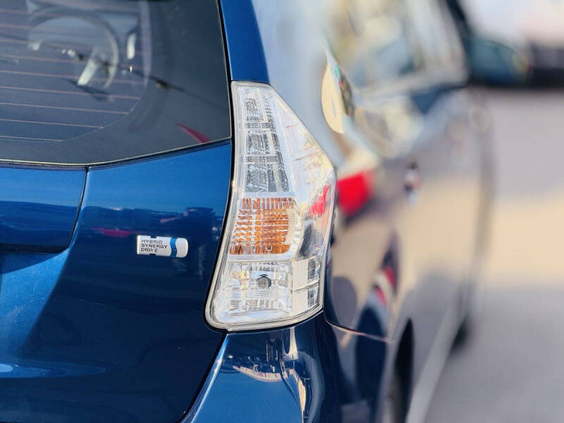 2014 Toyota Prius v Two