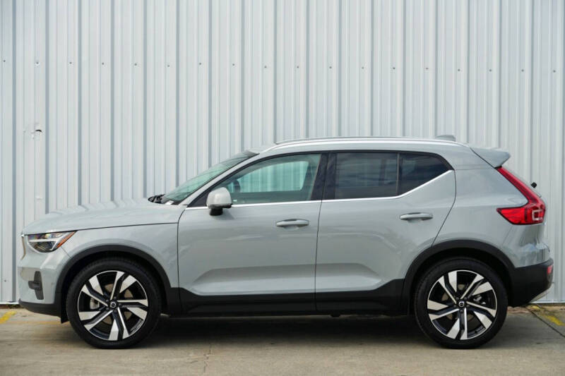 2024 Volvo XC40 B5 Ultimate Bright Theme