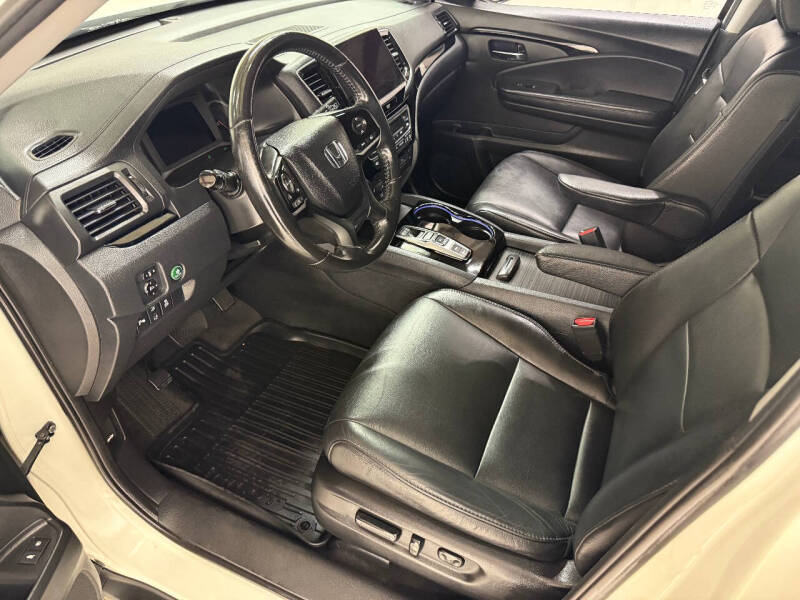 2019 Honda Pilot Touring w/Rear Captain's Chairs