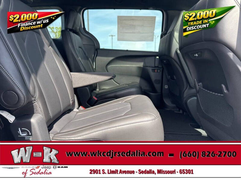 2027 Chrysler Pacifica Select