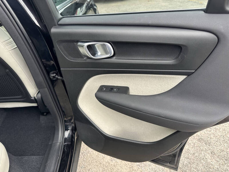 2023 Volvo XC40 B5 Plus Bright Theme