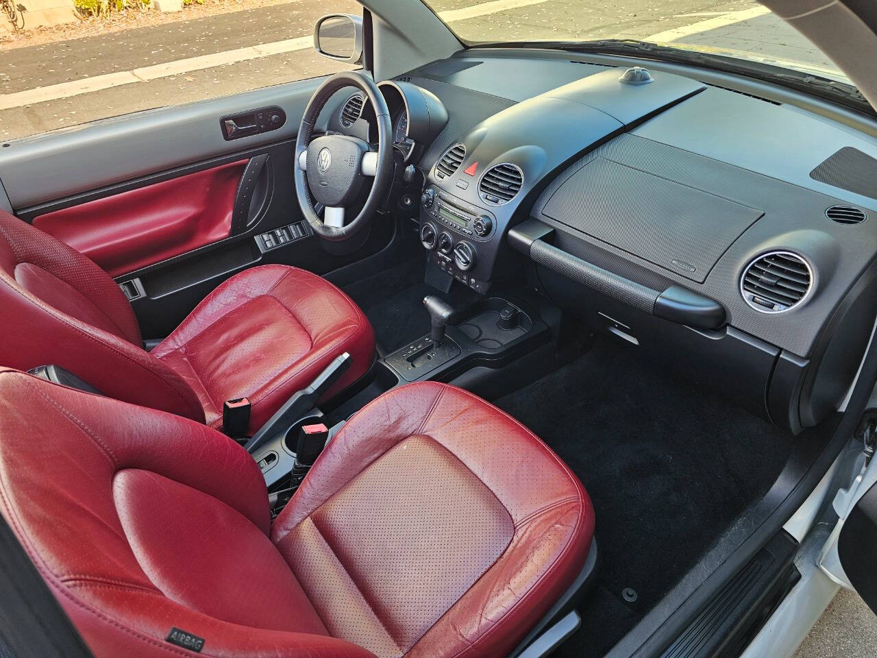 2009 Volkswagen New Beetle Convertible 28