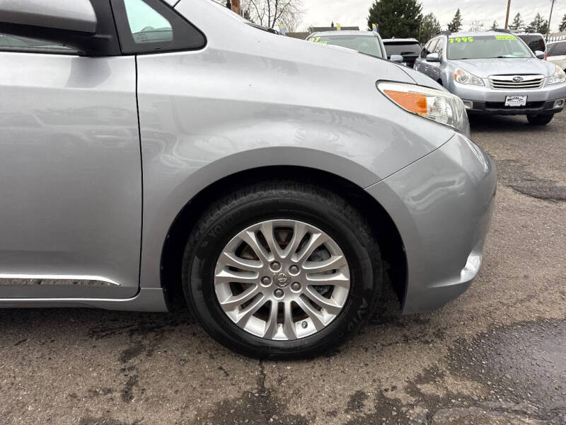 2013 Toyota Sienna XLE 7-Passenger Auto Access Seat