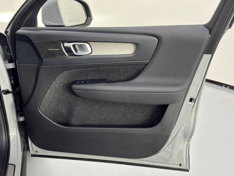 2024 Volvo XC40 B5 Plus Bright Theme