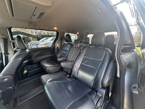 2018 Toyota Sienna SE 8-Passenger